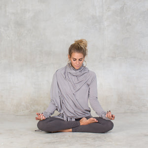 Long sleeves wrap made of soft certified organic cotton jersey. A cozy lounge layer or after yoga wrap this piece is ultra versatile. Sustainable, eco-friendly & slow fashion.