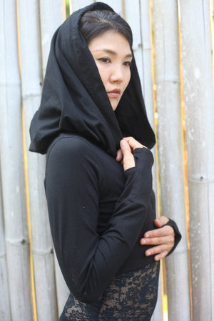 Made of certified organic cotton this light weight crop hoodie is soft & comfortable. Thumbholes & ultra wide hood with linning. Sustainable, eco-friendly & slow fashion. GOTS certified organic cotton lycra. 