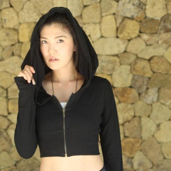 Made of certified organic cotton this light weight crop hoodie is soft & comfortable. Thumbholes & ultra wide hood with linning. Sustainable, eco-friendly & slow fashion. GOTS certified organic cotton lycra.