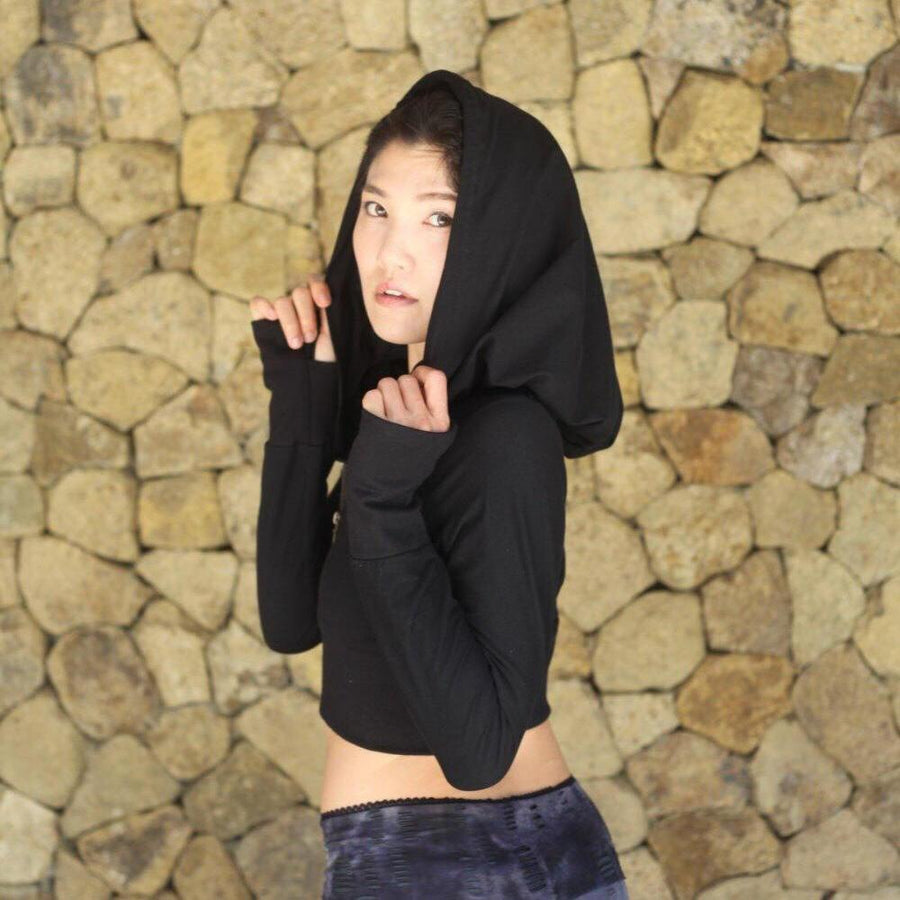 Made of certified organic cotton this light weight crop hoodie is soft & comfortable. Thumbholes & ultra wide hood with linning. Sustainable, eco-friendly & slow fashion.GOTS certified organic cotton lycra. 